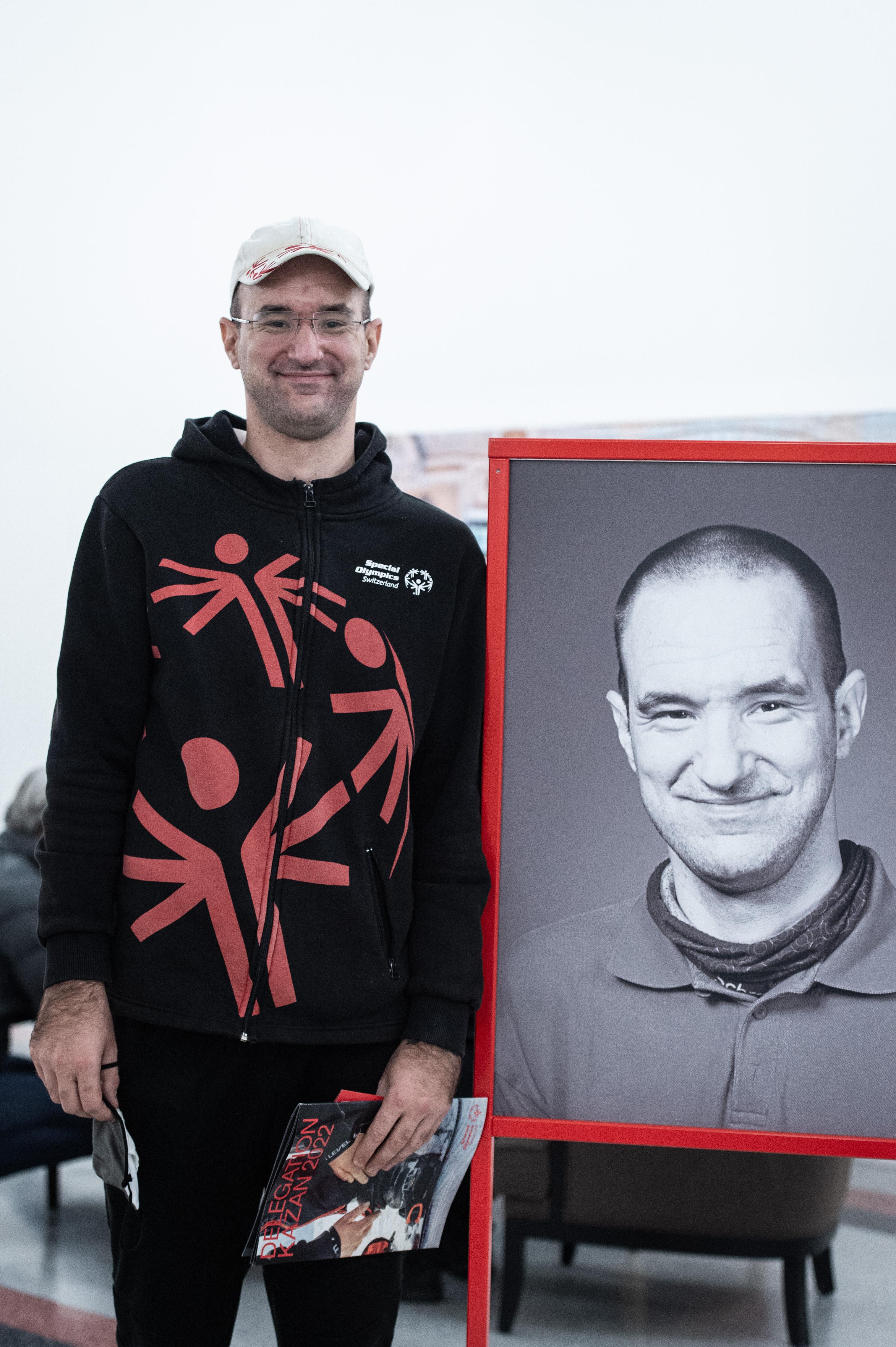 Gäste anlässlich der Vernissage für die Ausstellung „Iouri Podladtchikov für Special Olympics“, am 3. Dezember 2021 in Chur. Die Wanderausstellung zeigt auch Bilder von Bruno Augsburger. (WeArePepper/Sebastian Schneider)