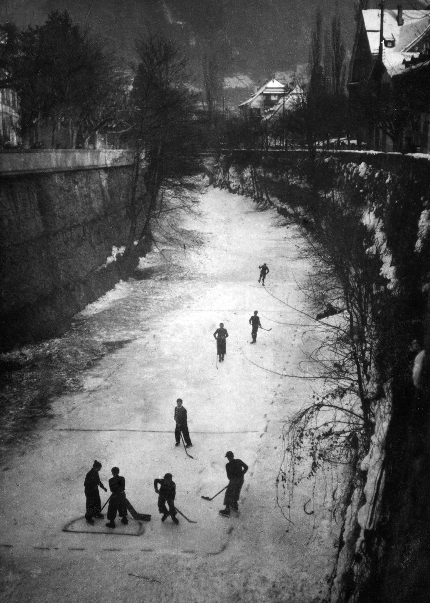Fotografie.
Der Eishockeyclub EHC Chur beim Training
auf der zugefrorenen Plessur. (StadtAC,
N 259.001, Fotograf unbekannt, 1937).