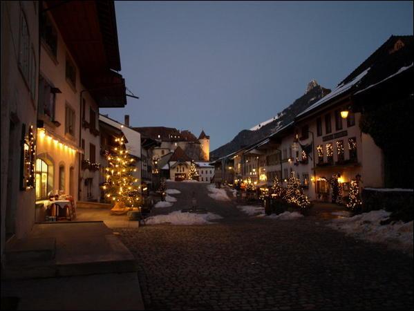 Gruyères en décembre à la tombée de la nuit