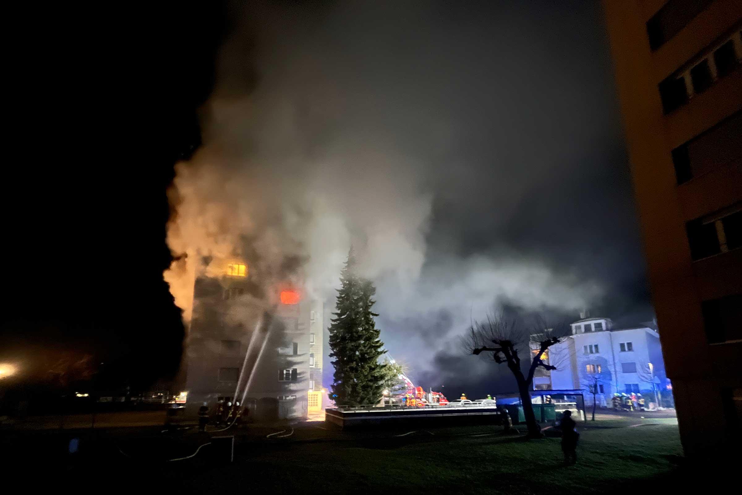 Die Stützpunktfeuerwehr Stans unterstützt die Feuerwehr Oberdorf bei einem Wohnungsbrand im vierten Stock eines neunstöckigen Hochhauses.