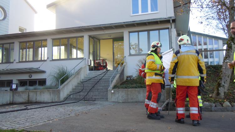 Die Schule Hittnau probte zusammen mit der Feuerwehr Hittnau den Ernstfall
