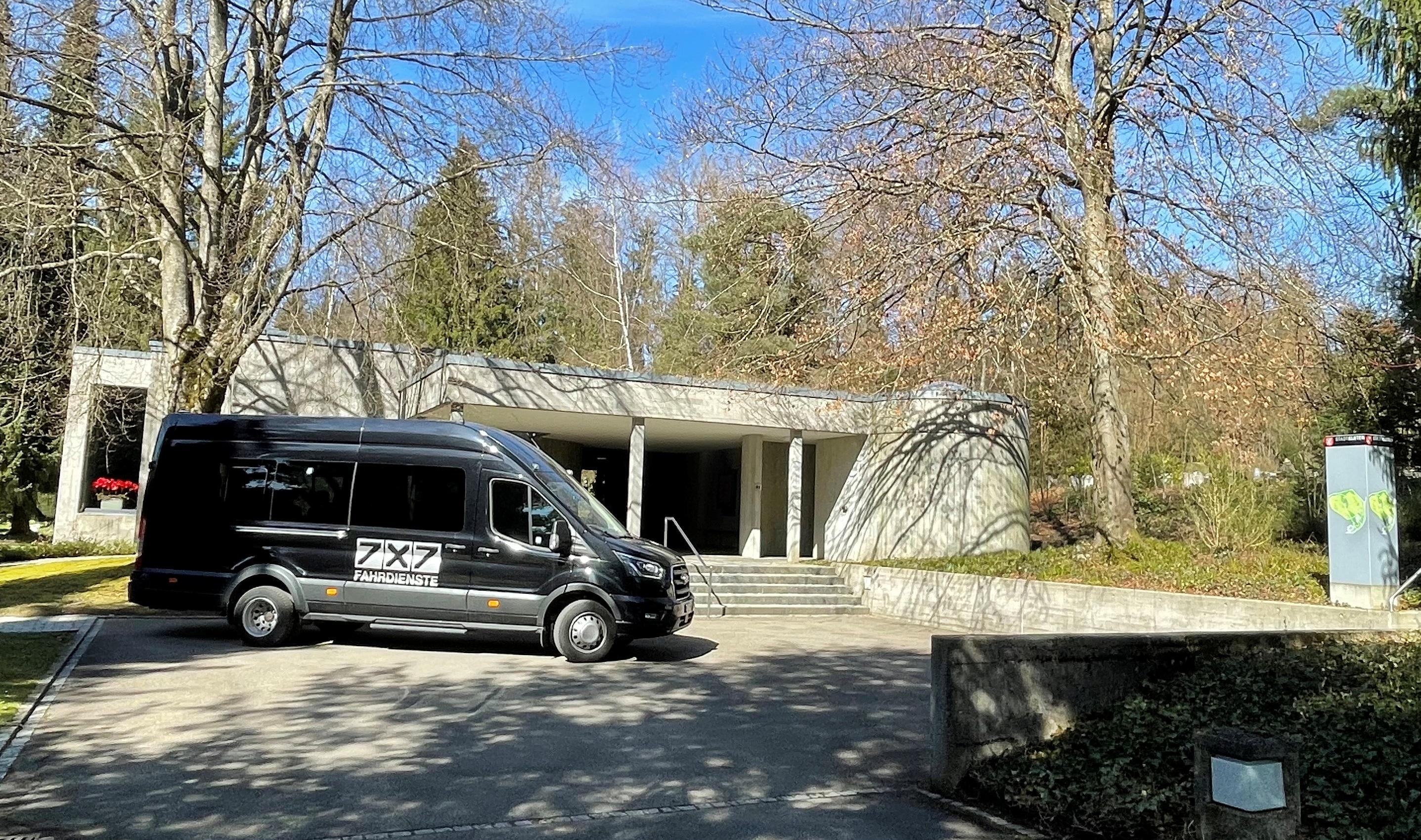 Seit dem 1. Juli 2026 hält der Friedhofbus an zwei zusätzlichen Haltestellen in Kloten. Bild: Stadt Kloten