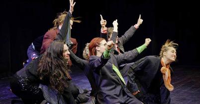 «Am Anfang war der Abgrund oder die Welt ist nicht ganz dicht» Sieben Schauspielstudierende der ZHdK