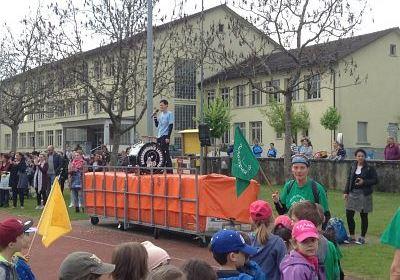 Gemeinsam gehts offenbar besser. Bereits nach dem zweiten von insgesamt drei Bewegungstagen ist bei «langenthal.bewegt» die vorgegebene Zielsetzung übertroffen worden. Mit 212'952 offiziell registrierten Minuten ist das Total aus dem letztjährigen «Duell der Geschlechter» bereits übertroffen worden. Dazu beigetragen haben am Donnerstag unter anderem:
- die 300 Kindergärtner, die sich an der Kindergarten-Olympiade sechs Stunden lang bewegt haben;
- die einmal mehr in imponierender Zahl zum «City-Skate» angetretenen Inline-Skater am abendlichen Kreuz und Quer durch die Stadt;
- die überaus vielen Schulklassen, die sich auch am Donnerstag in ihrer Turnstunde bei «langenthal.bewegt» engagiert haben.

Imposantes Kindergarten-Olympia. Mit einer eindrücklichen Eröffnungsfeier mit Sternmarsch aller 15 Langenthaler Kindergarten-Klassen sind am Donnerstagvormittag die alle zwei Jahre stattfindenden olympischen Spiele der Jüngsten gestartet worden. Anschliessend betätigten sich die einzelnen Klassen an den verschiedenen Posten aktiv, und kurz nach 14 Uhr traf man sich mit Fanfare und Schlachtruf zur Schlussfeier mit Medaillenübergabe. Fehlen durfte dabei natürlich nicht das traditionelle Maskottchen, der putzige Hase «Hoppel», der für das gemeinsame Aufwärmen und die Medaillenübergabe verantwortlich war.

Aktive Schulklassen. Stellvertretend für die vielen Schulklassen bei «langenthal.bewegt» seien hier zwei positiv registrierte Auftritte erwähnt: zum einen die geschlossen antretenden Klassen des Schulzentrums Elzmatte  kein Wunder beim diesjährigen Elzmatte-Jahresmotto «bewegen»; zum andern die riesige Gruppe des Schulsport-Faches Mini-Volleyball, die mit rund 40 Jugendlichen zum Ausdauer-Wettbewerb angetreten ist.

Imposanter City-Skate. Das abendliche Treffen der schnellen Flitzer auf den kleinen Rollen ist einmal mehr zu einem optischen aber auch zum zahlenmässigen Highlight geworden. Ein fast nicht endendwollender Skater-Tatzelwurm bewegte sich auch diesmal, angeführt von einer Polizeipatrouille, kreuz und quer durch die Stadt. Mit dabei natürlich sämtliche Nachwuchs-Teams des SCL, dazu aktive Spieler der zweiten Mannschaft und des NLB-Meisterteams, aber auch zahlreiche Hobby-Skater und sogar mehrere Einradfahrer/innen. Nach rund einer Stunde liessen es sich die routinierten Roller nicht nehmen, sich nochmals  diesmal etwas zügiger  auf den Weg durch Langenthals Strassen zu machen.