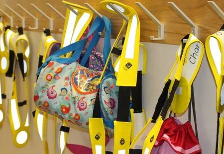 Leuchtstreifen von Kindern an Garderobe