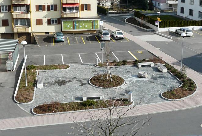 Dem aufmerksamen Beobachter fallen in unserer Talschaft einige Kuriositäten auf: Der direkteste Fussweg zwischen Arth und Goldau heisst «Tramweg» und in Arth gibt es einen Bahnhofplatz ohne Bahnhof. Dies sind alles Erinnerungen an die Zeit, als die Dörfer Arth – Oberarth – Goldau mit einer Adhäsionsbahn, dem «Tram», verbunden waren. Im Jahre 1959 wurde der Betrieb eingestellt und als Ersatz eine Buslinie eingeführt. 