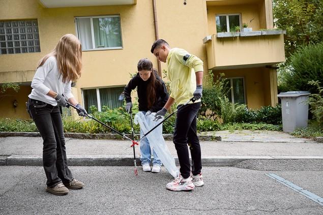 Die Lernenden der Sek Utenberg sammeln Abfall