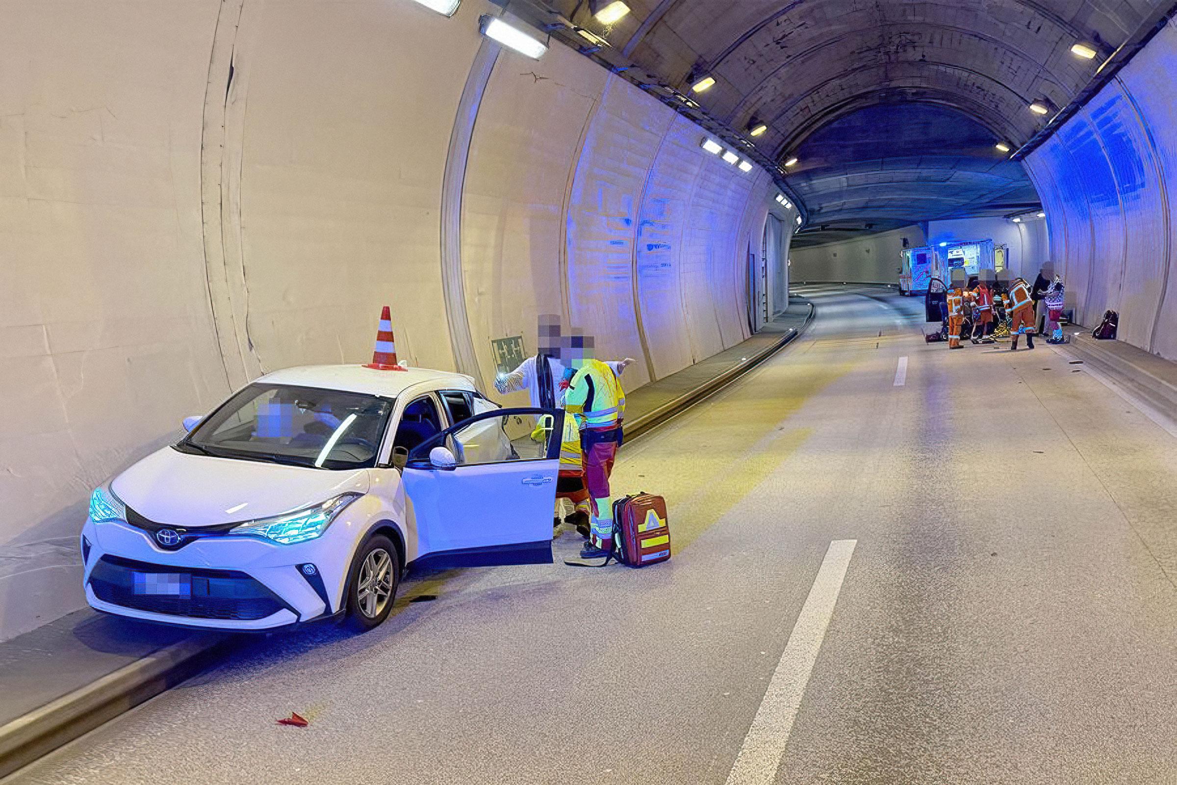 Die Strassenrettungsgruppe rückt wegen einem Unfall zweier Autos in den Kirchenwaldtunnel aus. Foto: Kantonspolizei Nidwalden