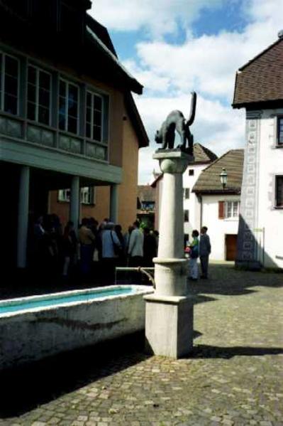 Ein Stadtbrunnen mit dem Kater Hidigeigei.

