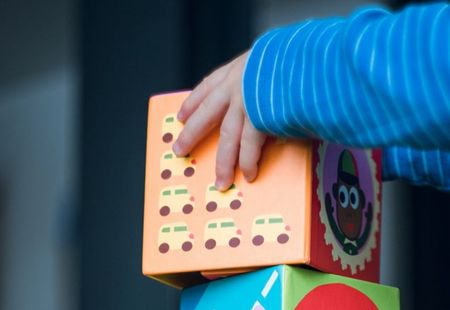 Kinderhände mit Spielblöcken (Foto von Markus Spiske auf Unsplash)