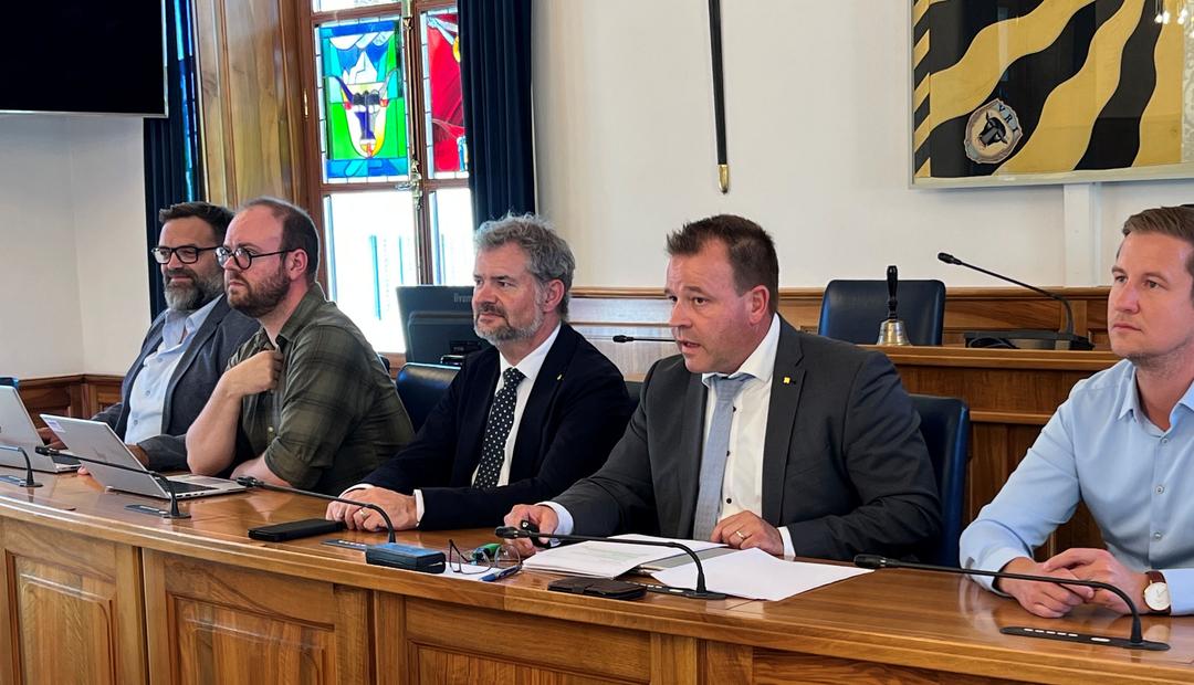 Sie informierten: (von links) David Zurfluh, Leza Aschwanden, die Regierungsräte Georg Simmen und Christian Arnold sowie Camillo Omlin. 
