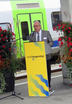 Nach dem offiziellen Akt wendet sich Taufpate Peter Kämpfer der Lantal Textiles AG, welche den Stoff für die Sitzbezüge geliefert hat, an die Anwesenden.