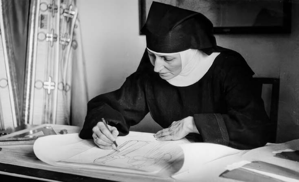 Die Künstlerin Augustina Flüeler am Entwerfen, um 1950. (Bild: Archiv Kloster St. Klara, Stans)