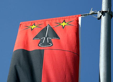 Ein Bild, dass das Wappen von Recherswil zeigt. Eine grosse schwarze Schaufel mit zwei gelben Sternen auf rotem Grund.