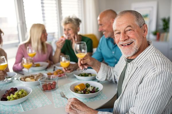 Ältere Menschen essen zusammen