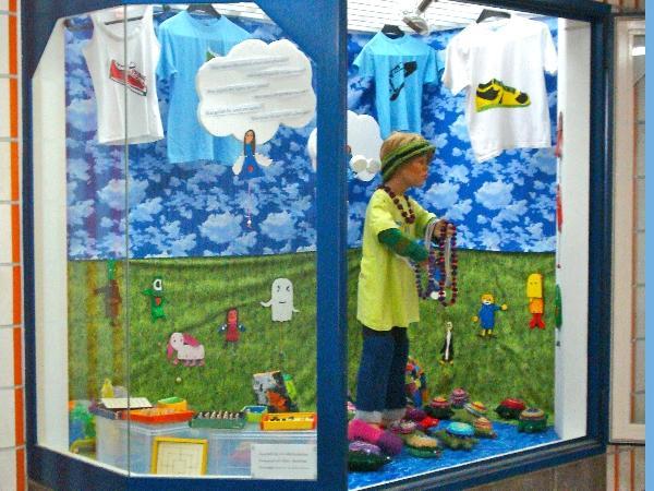 Schaufenster mit Puppe und T-Shirts