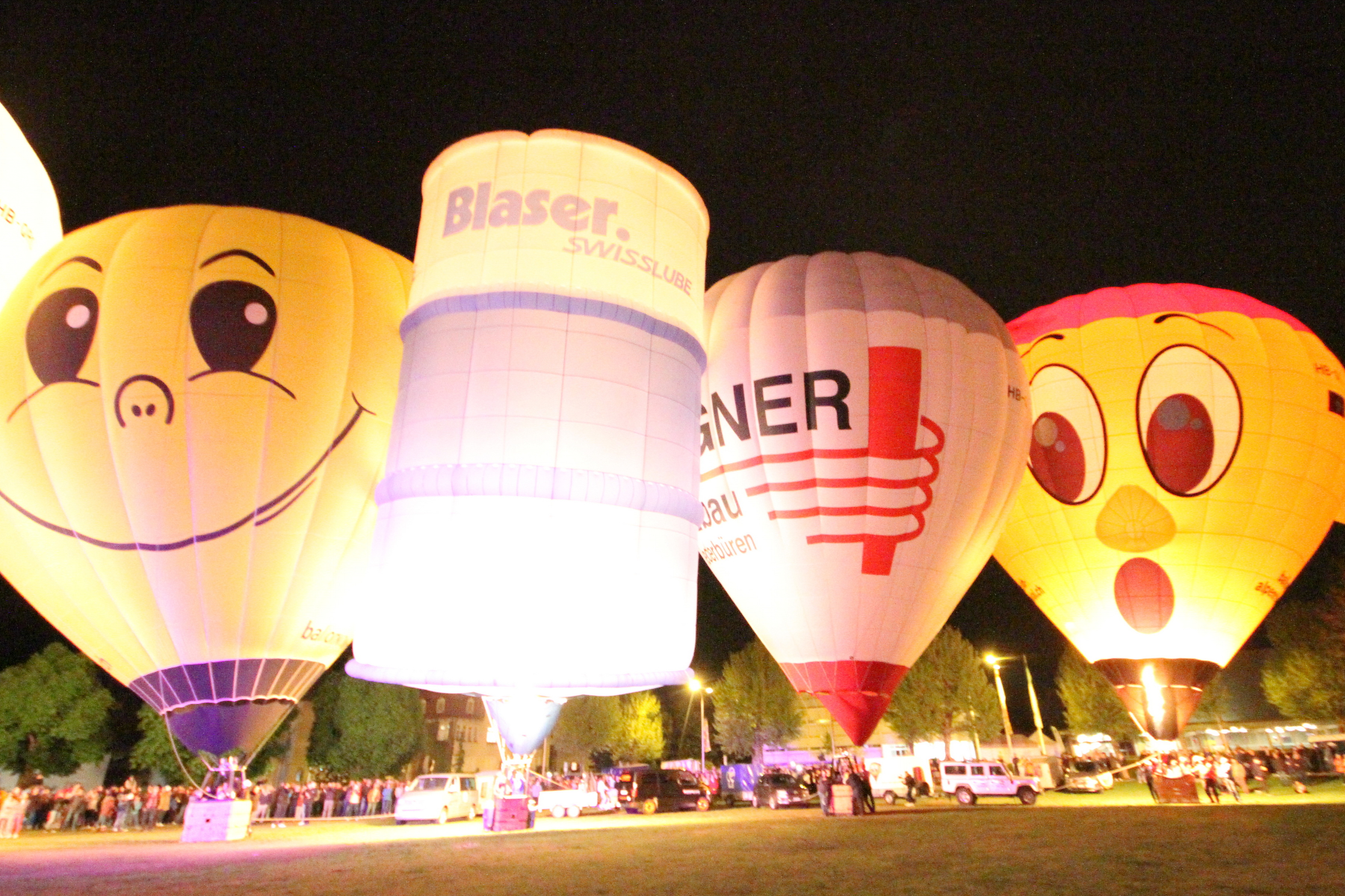 Night-Glow - Ballonfahrer befeuern ihre Gefährte im Takt von Musik. Ein Schauspiel für Augen und Ohren. 