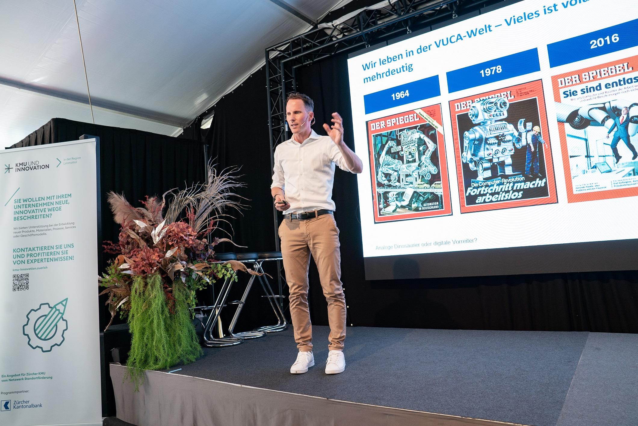 Input-Referat von Sven Ruoss, Studiengangsleiter CAS Digital Leadership an der HWZ, über "KMU in der Schweiz  analoge Dinosaurier oder digitale Vorreiter?"