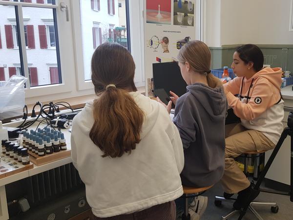 Schülerinnen am Experimentieren