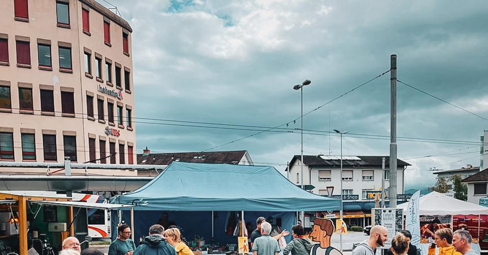 Menschen am Emmenmarkt auf dem Sonnenplatz.
