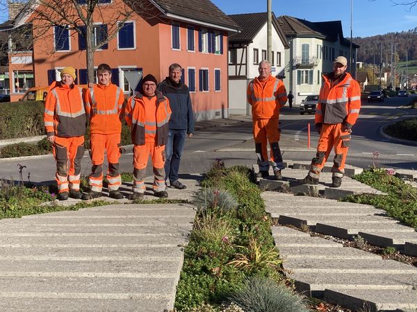 Das Team rund um Vorarbeiter Karl-Heinz (Kalle) Bremert (zweiter von rechts) im neu gestal-teten Kreisel an der Unteren Bahnhofstrasse, v.l. Tamara Brack, Nino Suter, Giuseppe Papa-rone, Stadtrat Markus Gasser, Karl-Heinz (Kalle) Bremert, Oliver Aeberli