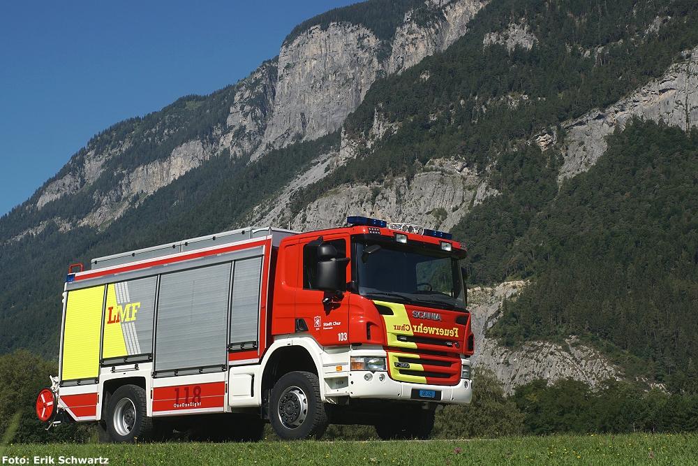 Jahrgang: 2011
Typ: Scania P360 4x4
Aufbau: Magirus Lohr
Motor: 360 PS
Getriebe: Automatikgetriebe untersetzbar
Höhe: 3.30 Meter
Länge: 8.40 Meter
Breite: 2.50 Meter
Gewicht: 18 Tonnen
Wasserleistung Pumpe: 3'000 l/min. bei 10 bar
Schnellangriff: 1x100 Meter
Inhalt Schaumtank: 200 Liter
Inhalt Wassertank: 3'000 Liter
Einsatzzweck: Strassenrettungsmaterial, div. Material für Lösch- und Pionierdienst sowie Elementarereignisse