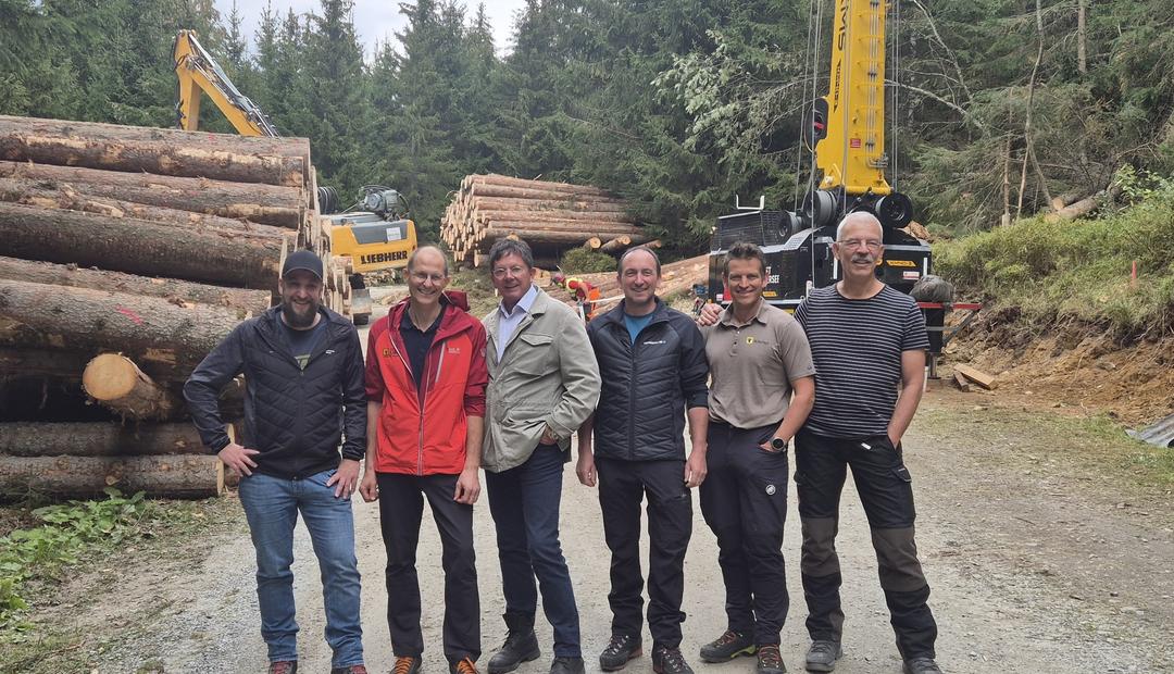 Simon Epp, Präsident Bürgergemeinde Silenen; Roland Wüthrich, Leiter Amt für Forst und Jagd; Kurt Muther, Stiftung Streueriss; Wendelin Loretz, Waldchef Korporation Uri; Urs Herger, Wild-hüter, Pierre Mollet, Vogelwarte Sempach (Bild: Amt für Fost und Jagd)