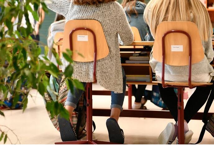 Foto Streckende Schulkinder