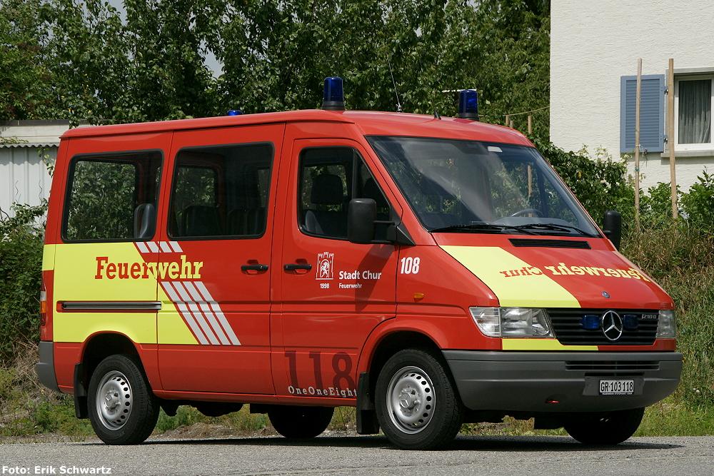 Jahrgang: 1998
Typ: Mercedes Benz Sprinter 210D
Motor: 100PS
Getriebe: 4-Gang Automat
Höhe: 2.5 Meter
Länge: 5.1 Meter
Breite: 2.0 Meter
Gewicht: 2.8 Tonnen
Verwendung: Mannschaftstransporter/ mobiles KP, Material für Führungsunterstützung: Zelt, Flipchart, Funkgeräte, Notstromaggregat