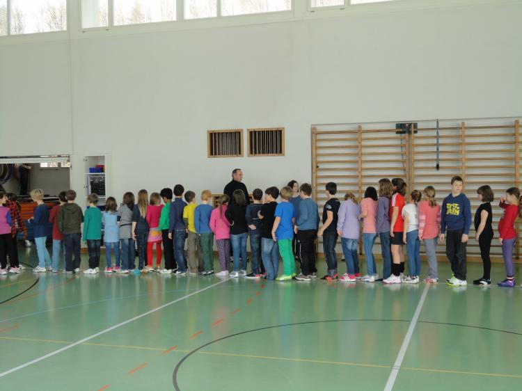 Tanzen in der Turnhalle.