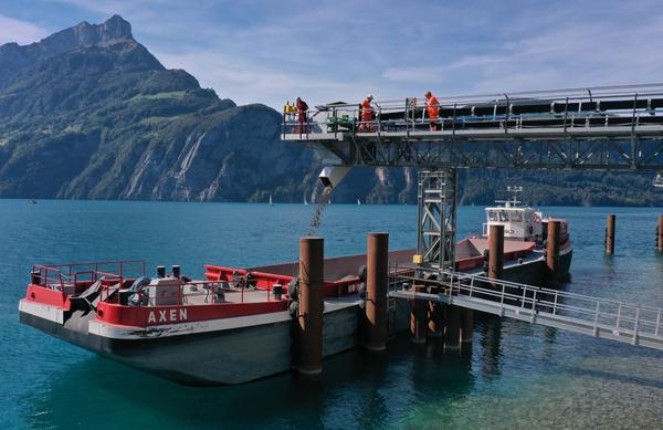 Die neue Verladestelle Dorni in Sisikon ermöglicht den direkten Transport des Ausbruchmaterials aus dem neuen Sisikonertunnel auf die Klappschiffe.