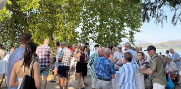 Foto des Neuzuzügeranlasses 2026 auf dem Horn in Richterswil. Viele Menschen beim Apéro