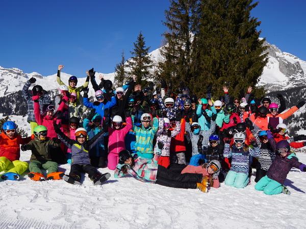 Kinder und Lagerleiter im Schnee