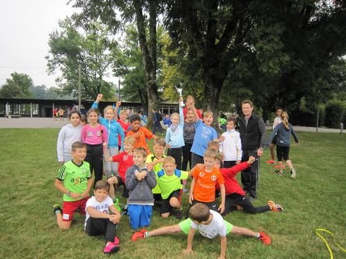 Die Gewinner der Sporttagchallenge strecken den Pokal in die Höhe und feiern in der Schlusspose
