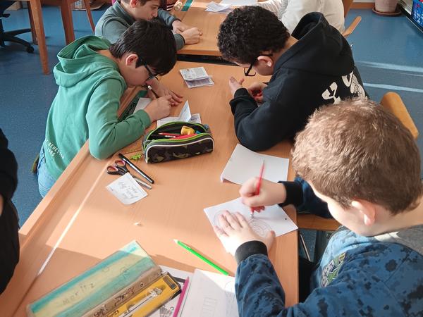 Auch mit Stift und Papier kann gespielt werden