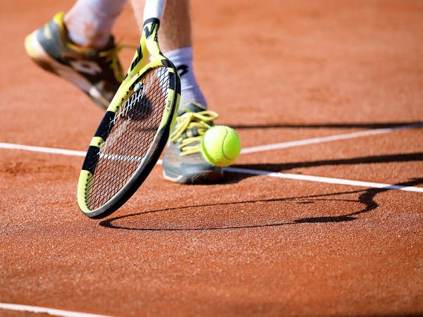 Tennisspieler mit Schläger und Ball
