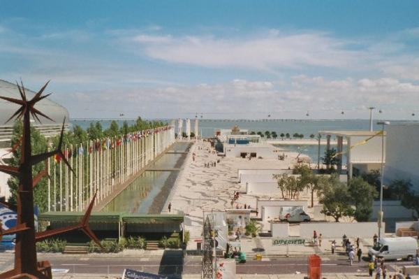 Im Hintergrund ist die rund 16 Kilometer lange Verbindungsbrücke zum Süden Portugals zu erkennen - die zweitlängste Brücke in Europa ist übrigens nach dem grossen Seefahrer Vasco da Gama benannt. Wir hoffen, dass Ihnen der Abstecher an den Atlantik gefallen hat.
