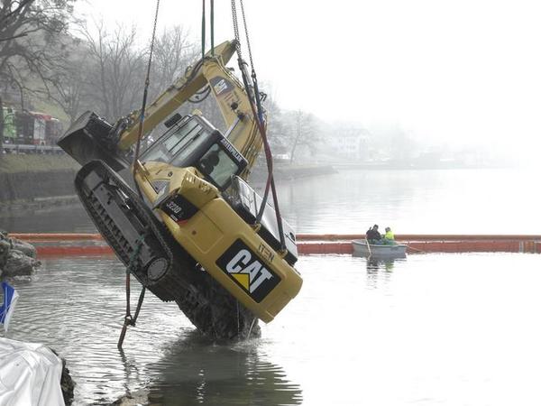 Bergung Bagger aus dem Zugersee