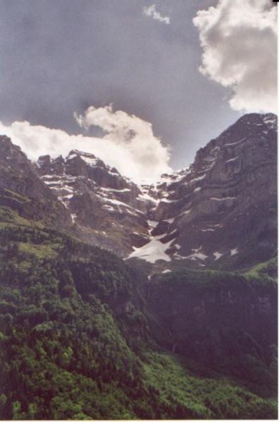 Der Kanton Glarus beeindruckt mit seinem prächtigen Bergpanorama.
