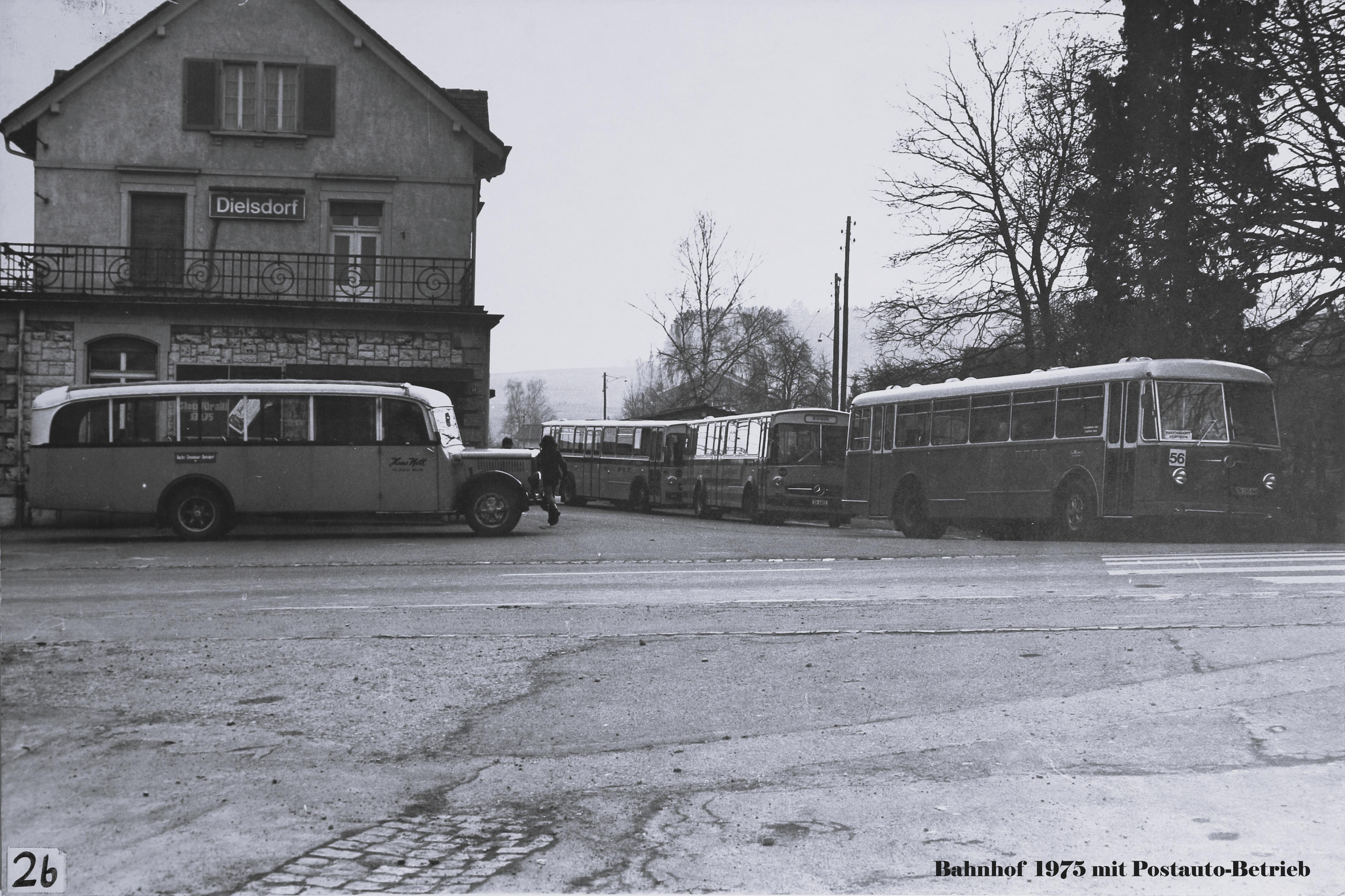 Bahnhofbetrieb 1975. Ein grosser Teil des öffentlichen Verkehrs hat sich auf die Strasse verlegt. Postautokurse nach Regensdorf, Regensberg, Bachs, Stadel-Weiach und Bülach ergänzen den Eisenbahnbetrieb