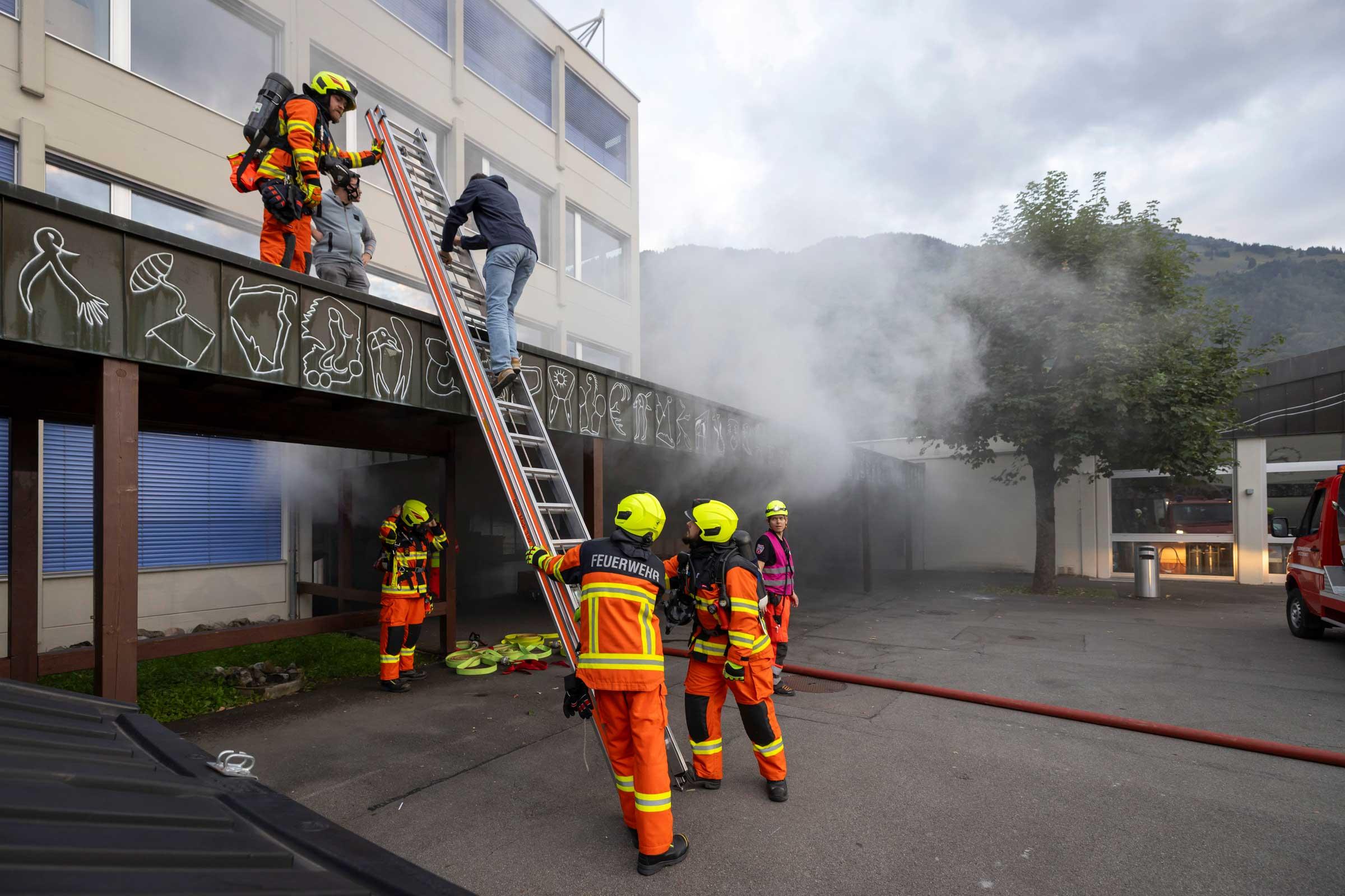 Mit einer Leiter werden Figuranten vom Vordach gerettet.