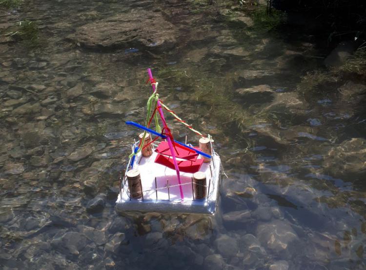 Nachdem jedes Kind im TTG ein selber geplantes Floss aus verschiedenen Materialien gebaut hat, war nun der spannende Moment gekommen: Welche Flösse schwimmen auf dem Wasser?