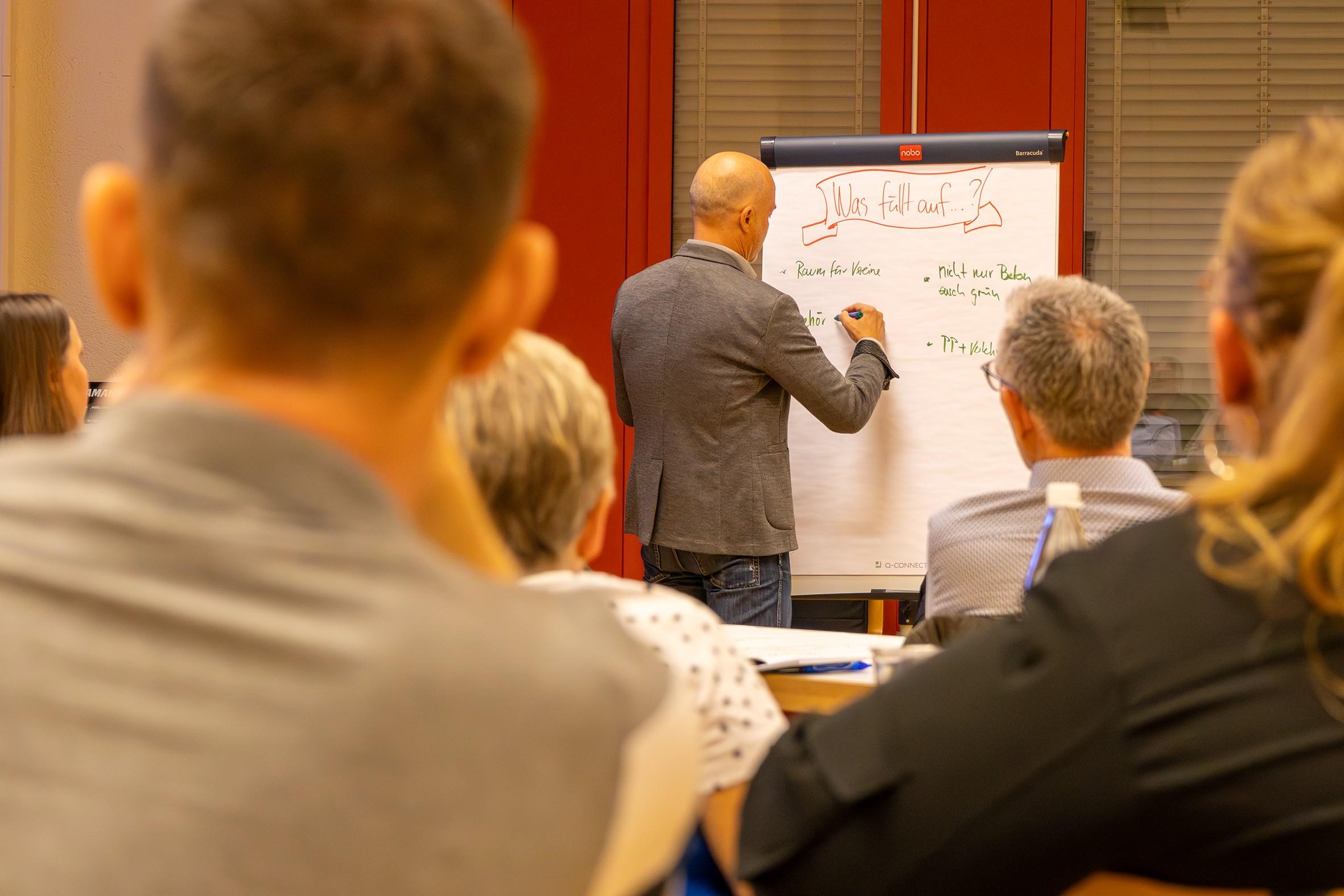 Fasst die angesprochenen Punkte zusammen: Stefan Tittmann von der ProjektForum AG.