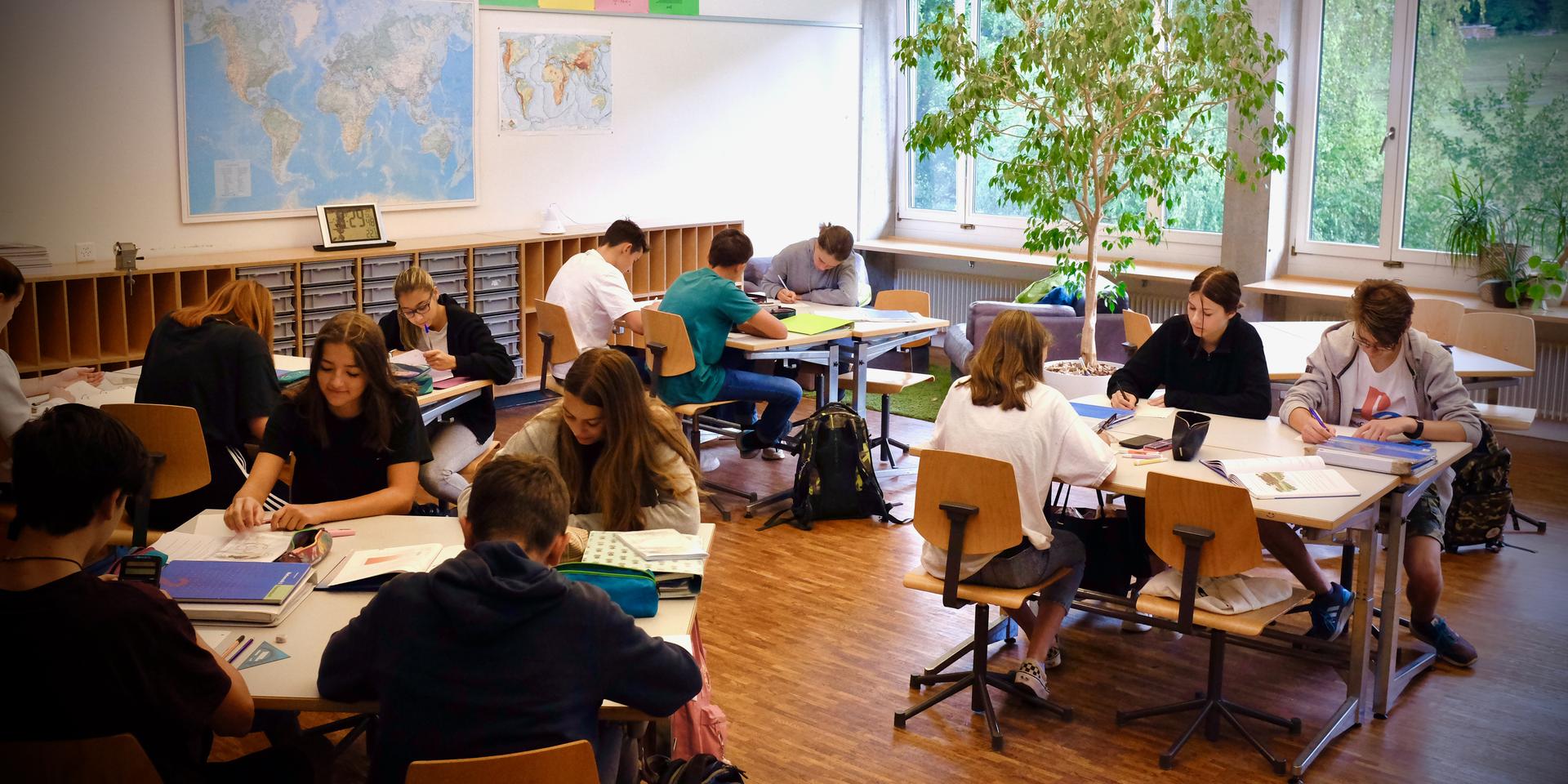 Bild einer eines Schulzimmers der Sek Hausen