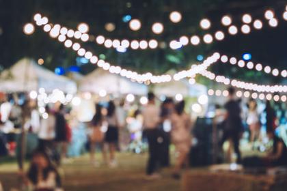 Bild eines Festes mit Personen und Beleuchtung
