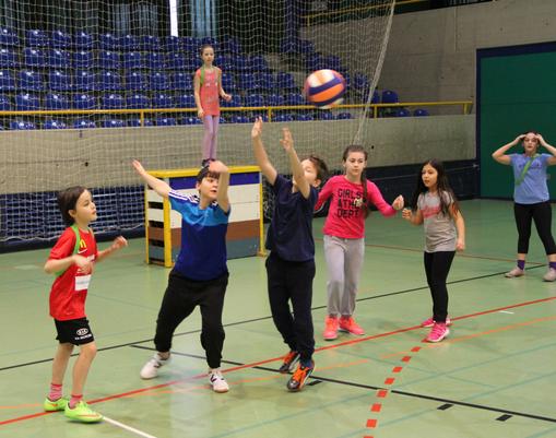 Kinder spielen Korbball