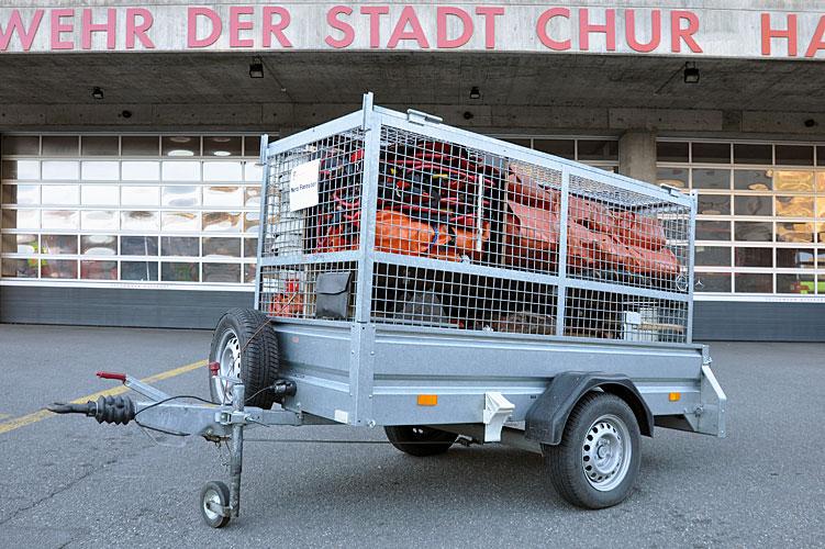 Waldbrandanhänger mit Material im Fluggitter (Helikopter)

Einsatzzweck
- Löschmaterial für Waldbrände

Beladung
- diverses Schlauchmaterial
- Armaturen
- Wasserbecken
- Feuerpatschen
- Schaufeln und Pickel
- tragbare Motorspritzen
- Rucksachspritzen
- Motorsägen