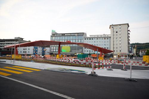 Das Dach - auch der "Flügel" genannt - für die neue Haltestelle der Limmattalbahn ist fertiggestellt.