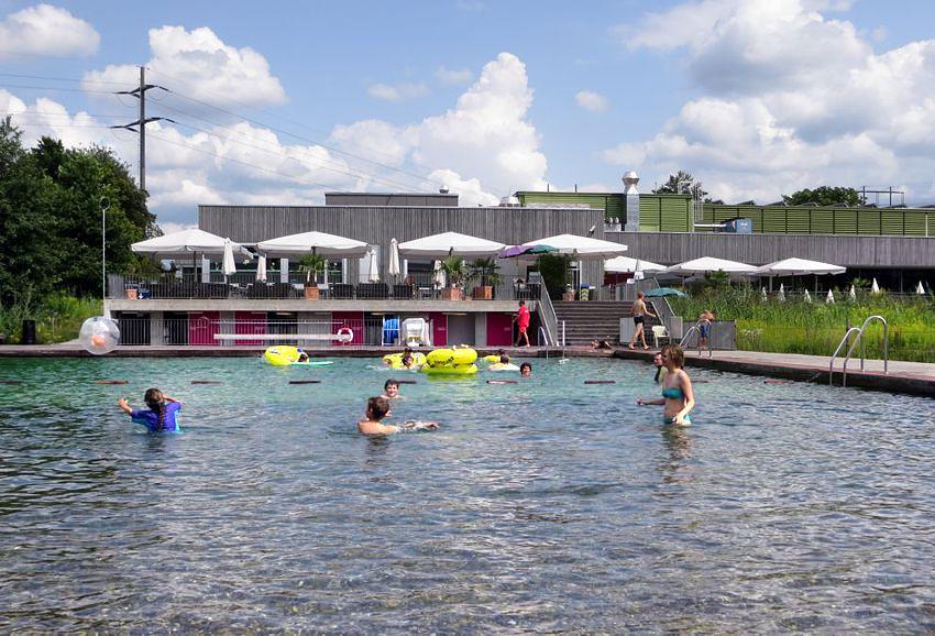 Im Grossriet befindet sich der Migros Sport- und Erlebnispark Milandia. Zur Verfügung stehen ein Fitnesspark, mehrere Tennisplätze, ein Golfplatz, ein Kletterzentrum, eine Minigolfanlage, ein NaturPool sowie ein Spielplatz und vieles mehr. Auf www.milandia.ch ist das Gesamtangebot abrufbar.