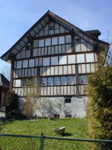 Das Gebäude wurde 1681 als Pfarrhaus zur 1661 erbauten Filialkirche St. Josefen errichtet und blieb bis 1908 im Eigentum der katholischen Kirchgemeinde Abtwil-St.Josefen. 1905 wurde in Abtwil eine neue, grössere Kirche mit einem dazu gehörenden Pfarrhaus gebaut. Damit wurde die angestammte Nutzung hinfällig. Zwischen 1908 und 1982 wechselten die Eigentümer ziemlich häufig, wobei der Bau stets als Wohnhaus diente.
1982 erwarb die Gemeinde Gaiserwald die Liegenschaft und baute sie in mehreren Etappen (1986/2004/2006/2008) zum heutigen Ortsmuseum um.
